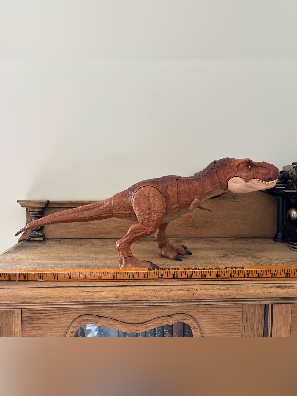 Jurassic World Thrash 'n Throw Tyrannosaurus Rex